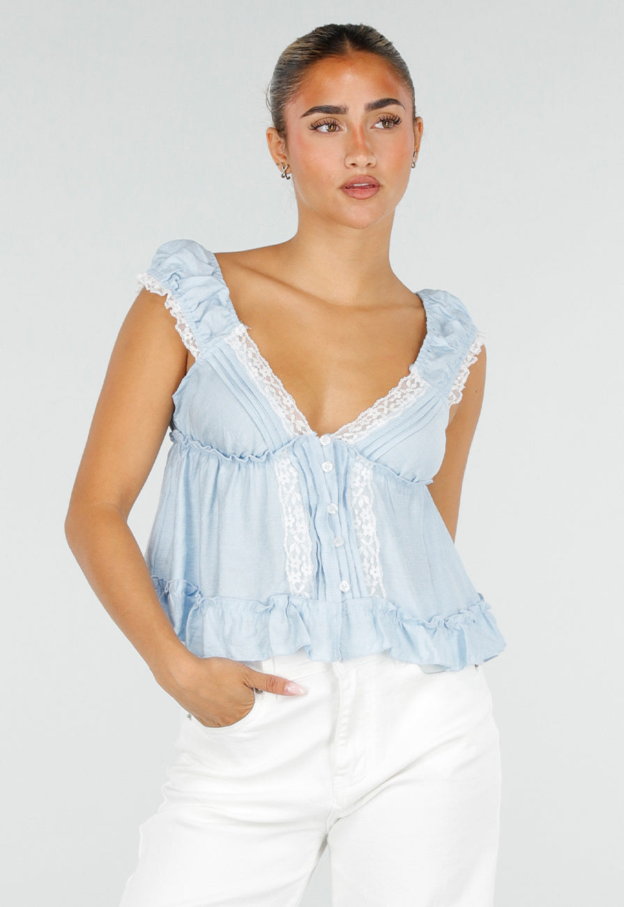 Lichtblauwe Blouse met Kant, Ruches en Knoopsluiting