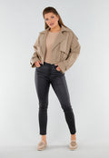 Beige Korte Trenchcoat met Schouderdetails en Knoopsluiting