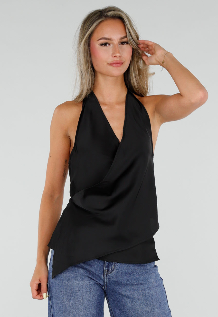 Zwarte Satijnen Halter Top met Overslag en Asymmetrische Zoom