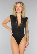 Zwarte Bodysuit met Kanten Decolleté en Schoudervullingen