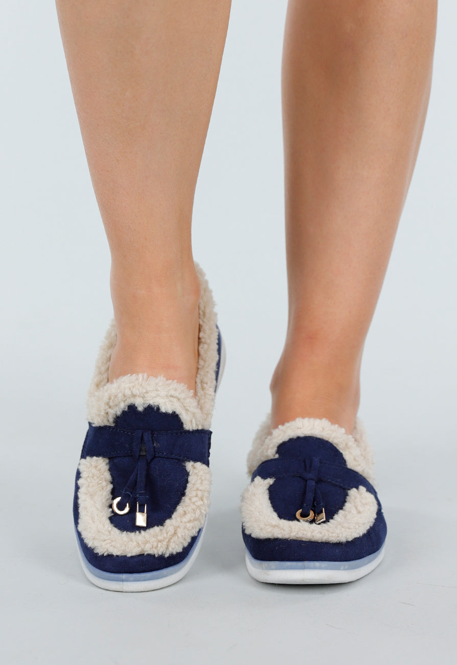 Donkerblauwe Loafers met Beige Bontvoering en Witte Zool