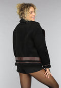 Zwarte Fluffy Jas met Bruine Gesp Details