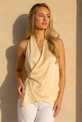 Gele Satijnen Halter Top met Overslag en Asymmetrische Zoom