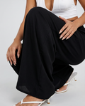 Zwarte Wide Leg Broek met Smock Taille en Strikkoord