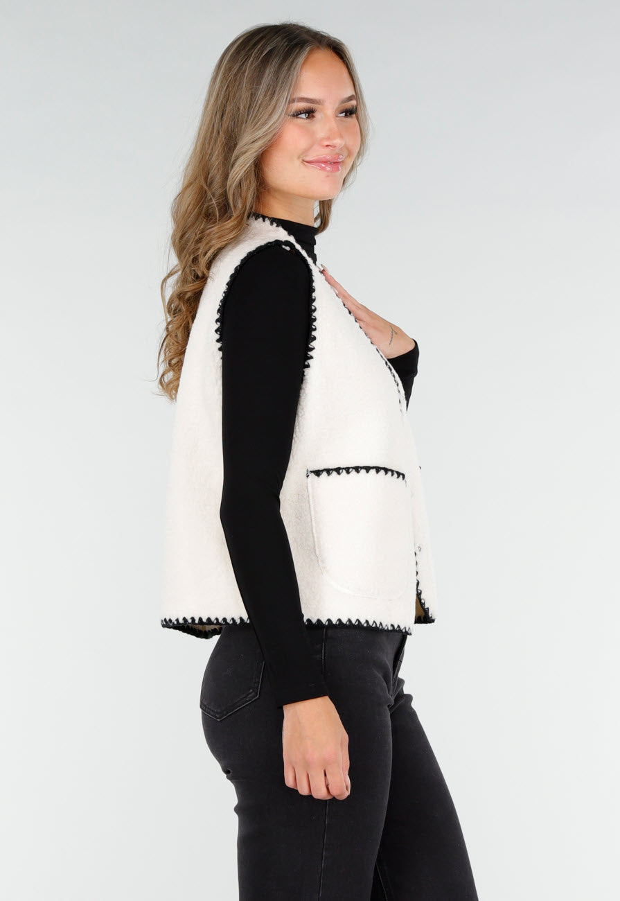 Wit Teddy Gilet met Zwarte Randen en Knoopsluiting